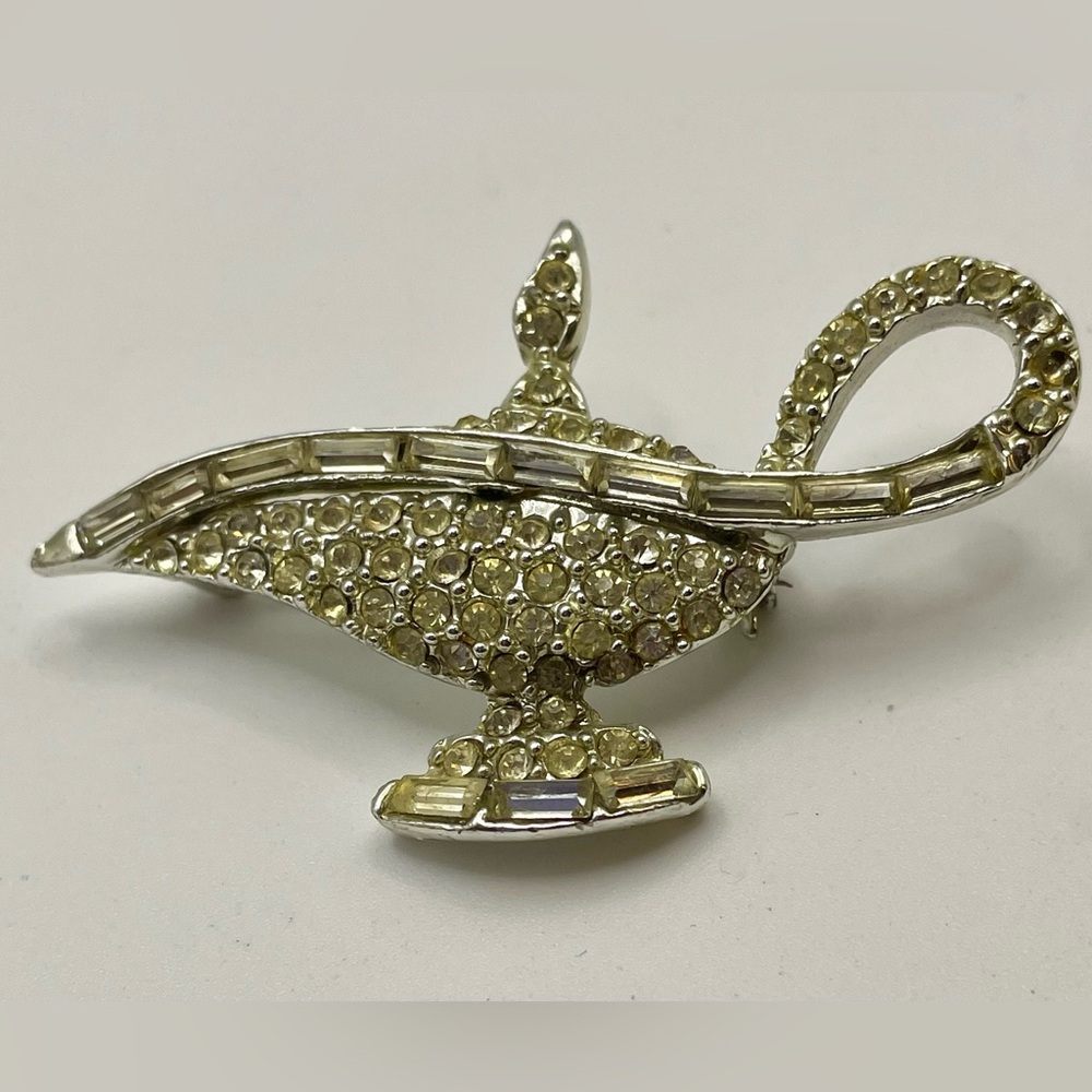 Vintage Aladdin’s Genie Lamp Brooch Pin. Silver tone with Clear Rhinestones.